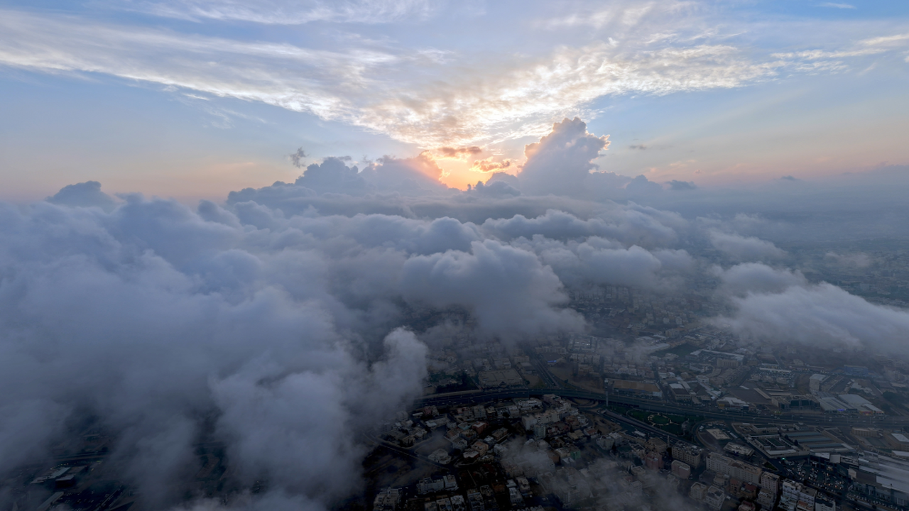 تحذير للسائقين.. ضباب كثيف يغطي سواحل مكة والمنطقة الشرقية وسط رياح نشطة